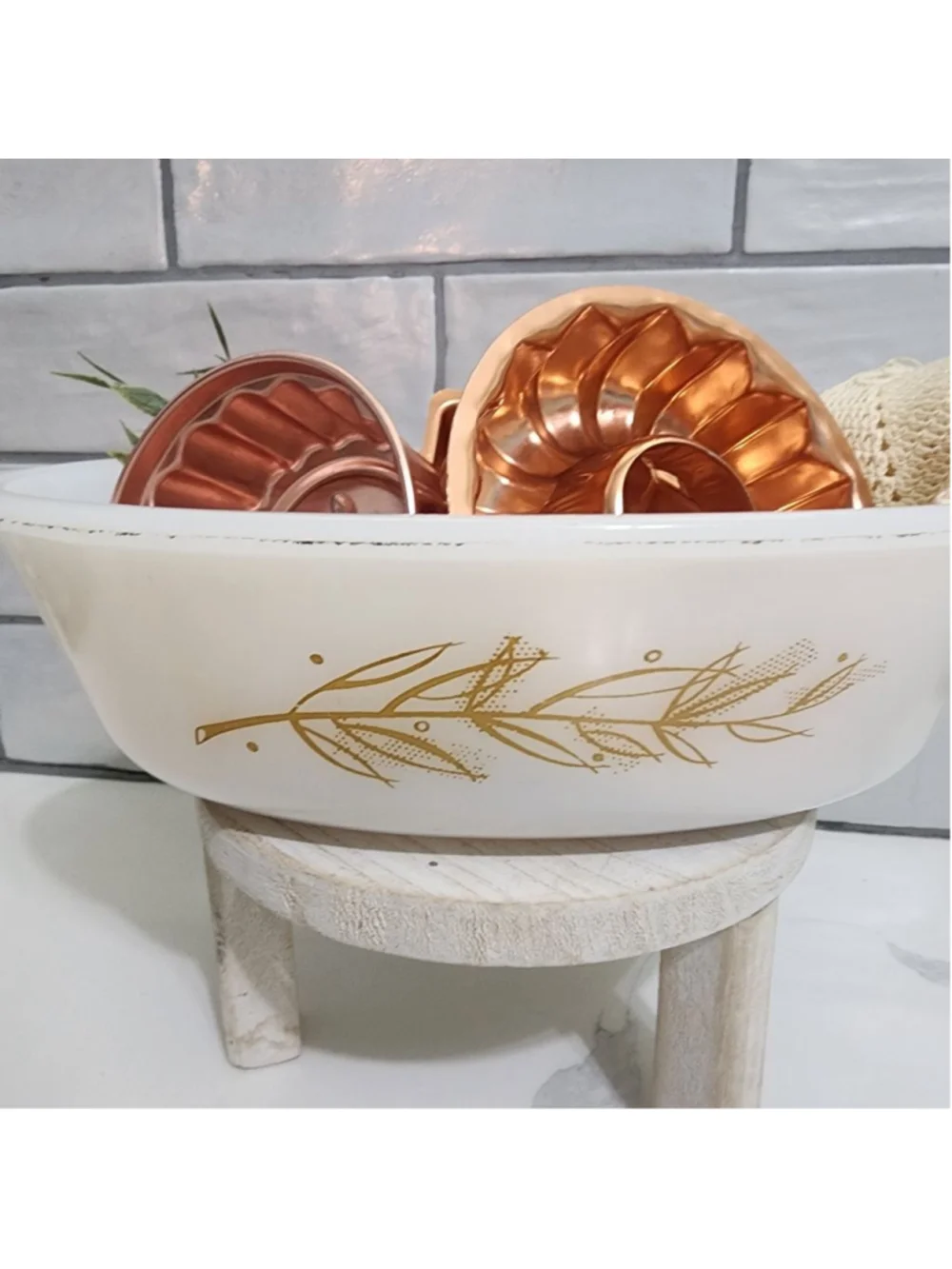 GlasBake Vignette. Includes 1-qt casserol, 3 copper-toned molds, Pot Holders